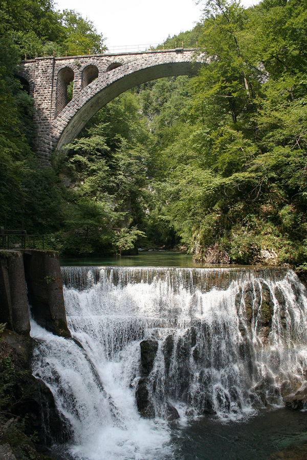 5847_Dam en brug aan einde van de Vintgarkloof.JPG